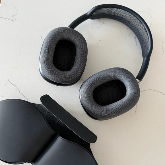 AirPod Max - Picture 2 of 2